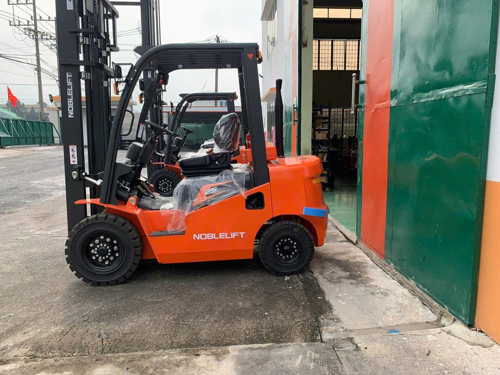 Xe nâng NOBLELIFT bàn giao thực tế